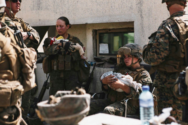 Imagini virale cu un bebeluș afgan în brațele militarilor americani. Ce s-a întâmplat cu copilul