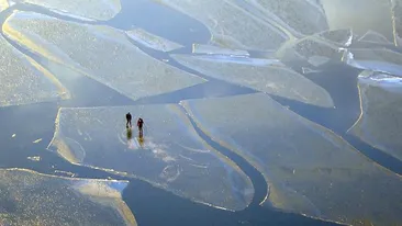Noroc chior! Doi patinatori suedezi au ramas izolati in mijlocul unui lac inghetat