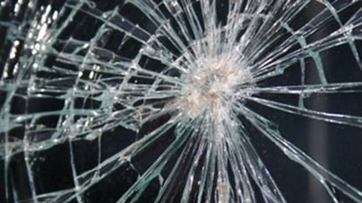 Un tanar a spart cu capul usa unui magazin, de unde a furat patru pachete cu tigari