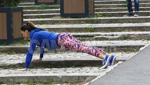 Zbenguială pe o alee retrasă, în parc. Ilinca Vandici a experimentat poziţii periculoase!
