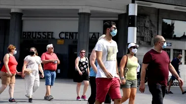 Devine sau nu obligatorie masca și pe stradă, în România? Anunțul făcut în valul doi al pandemiei