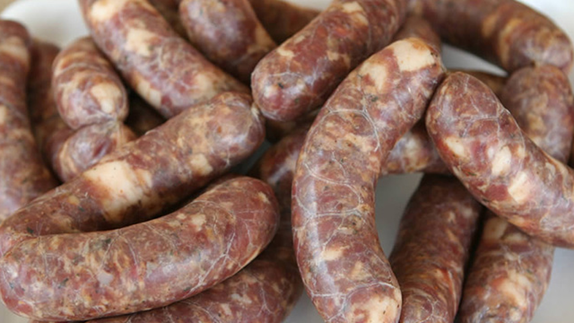 Cârnaţi din România, interzişi pe piaţa europeană din cauza asta! Ce ingredient periculos a fost descoperit