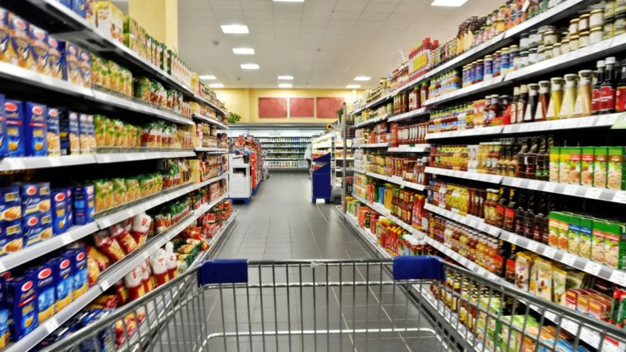 Incident șocant! Un agent de pază a scuipat un client al unui supermarket după ce acesta i-a atras atenția că nu poartă mască