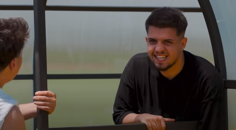 Selly l-a pus la muncă pe Babasha /Foto: Captură YouTube