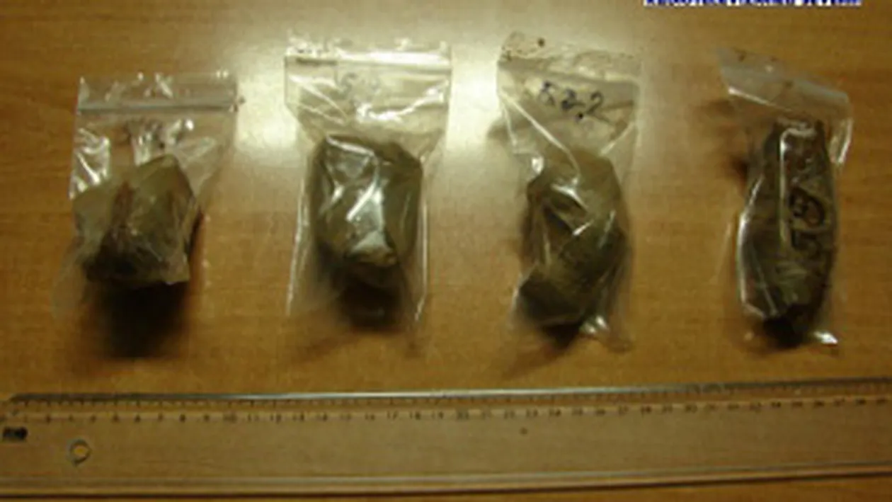 VIDEO Prinsa cu 200 de grame de cocaina in borcanul de Nutella! O fata de 22 de ani a incercat sa vanda droguri de 9.000 de euro