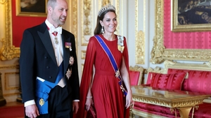 Ce semnificație APARTE are accesoriul purtat de Prințesa Kate la banchetul dat în onoarea lui Emmanuel Macron