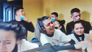 Încălcare flagrantă a restricțiilor! Decesul unui membru al clanului Sandu din Murgeni a adunat zeci de rromi la priveghi