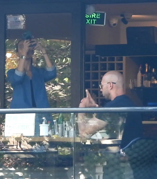 Andrew Cobra Tate, fratele celebrului Tristat Tate, a făcut o ședință foto chiar pe terasa unui restaurant din București