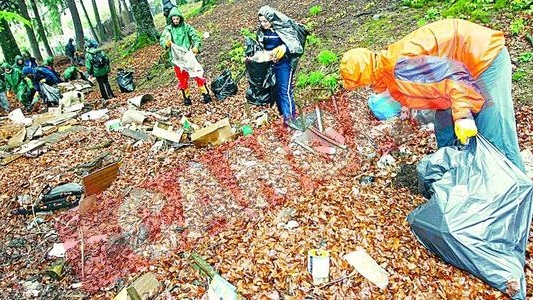 A strans cinci saci de gunoi