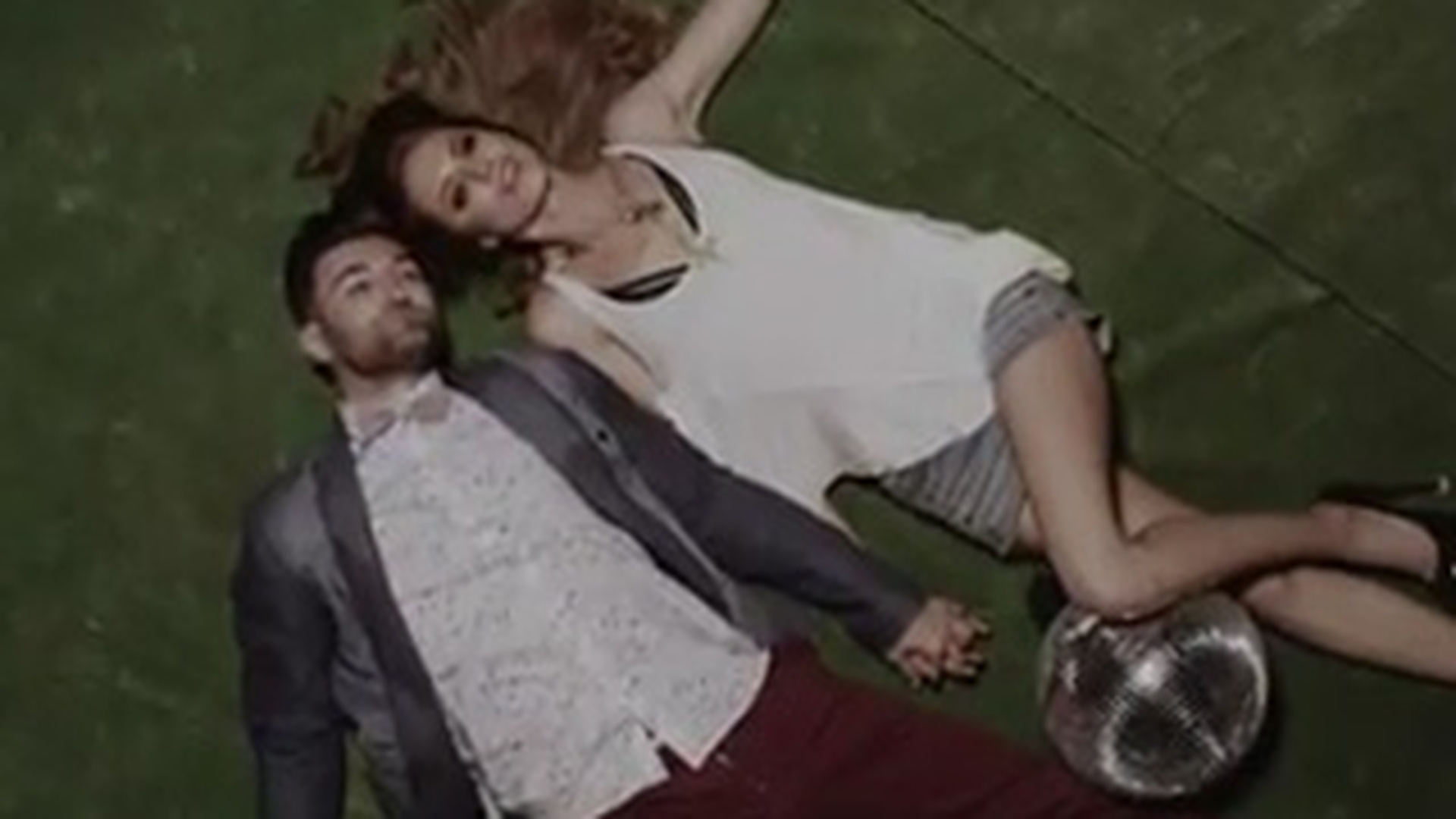 Dupa ce Laura Cosoi va vedea clipul asta, Smiley va fi "Dead man walking"! Vezi cum seduce o supergagica in noul lui videoclip si cum se tin de mana plin de subinteles! Bartos are si el un rol dement