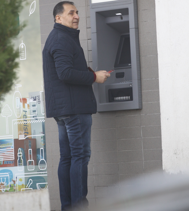 Vali Vijelie, surprins cu o ”cărămidă” la bancomat