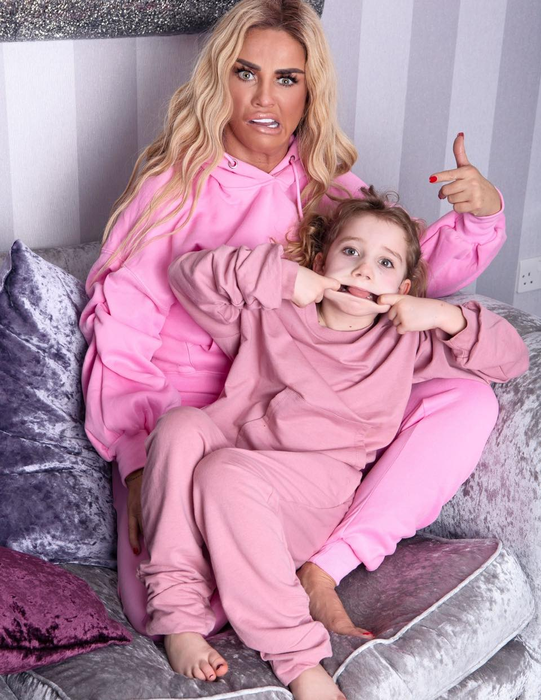 Katie Price a evitat să vorbească despre cea de-a șasea sarcină: “M-am îngrășat. Oricine poate specula ce îi place”