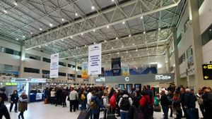 Ce se întâmplă cu unele curse de pe Aeroportul Otopeni, după 15 mai. Care sunt avantajele și riscurile de a cumpăra bilete, după pandemie