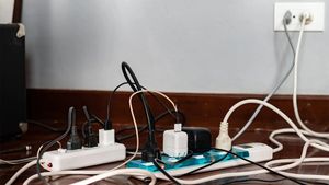 Cele 3 electrocasnice care trebuie scoase din priză în timpul furtunilor. Mulți români fac această greșeală