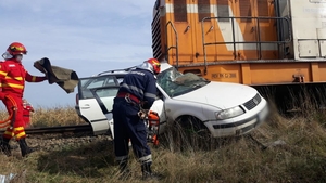 Accident grav în Suceava. Două persoane au murit, după ce mașina în care se aflau a fost spulberată de tren| VIDEO