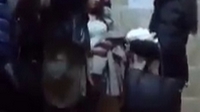 Imagini halucinante dintr-un liceu bucurestean! Si-a ARUNCAT colega pe scari! Filmate cand se bateau cu pumnii si picioarele!