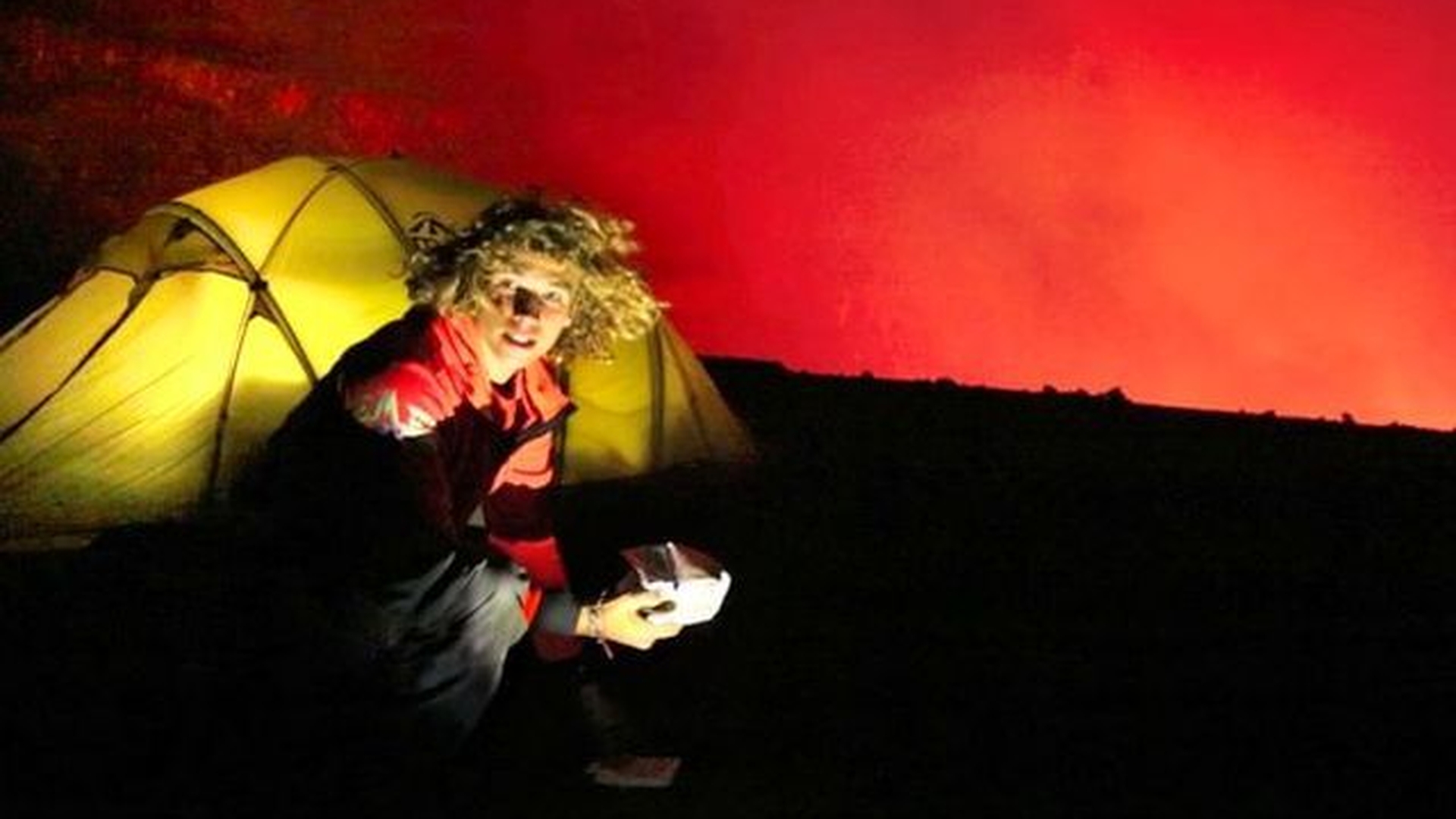 A dormit în interiorul unui vulcan şi a gătit în lavă! Află cine este curajosul! 