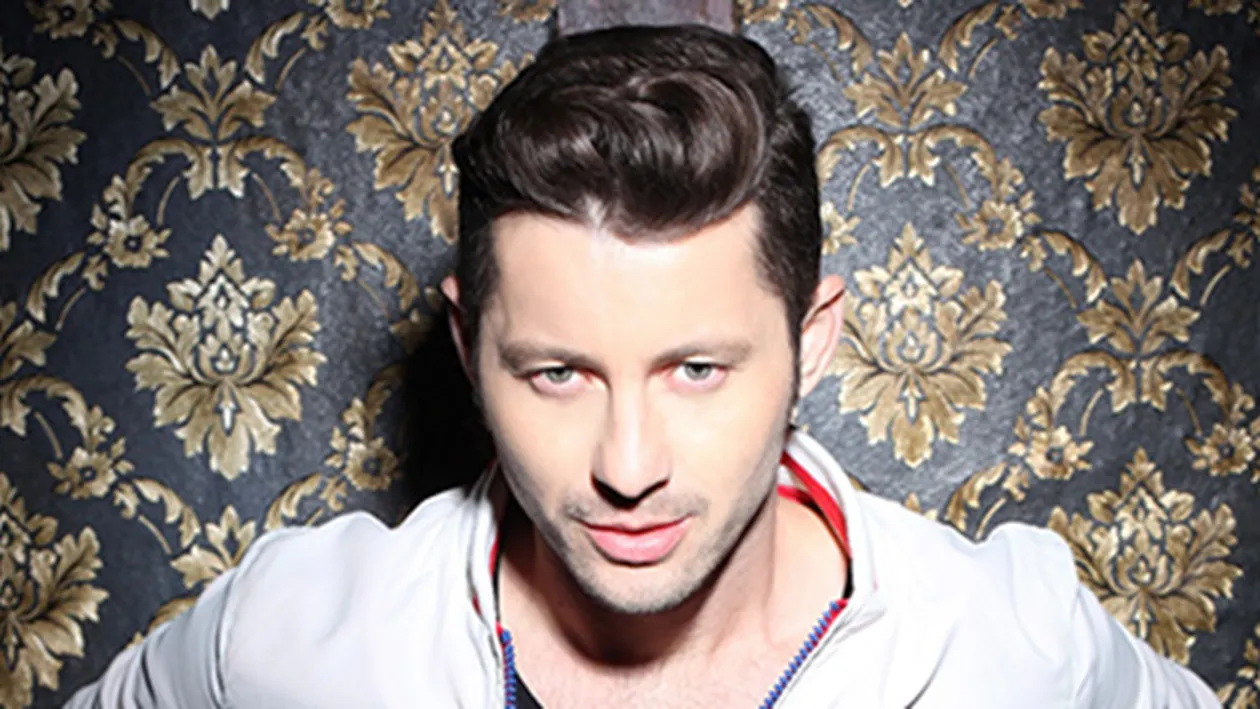 Se umple de bani tot pe spatele fostilor colegi! Adi Sina se vinde afara cu afise cu trupa Akcent si ia 20.000 de euro pe concert