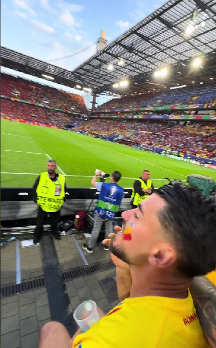Ce a făcut un spectator român, în pielea goală, după ce a intrat în teren: „Ia, bă, adidasu'”. Imagini virale de la meciul României!
