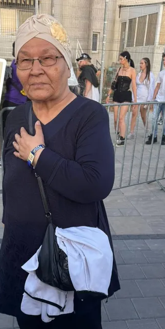 Povestea bunicuței de la Beach, please! care a devenit virală după ce și-a însoțit nepotul la festival. Ce cadou i-a făcut Selly