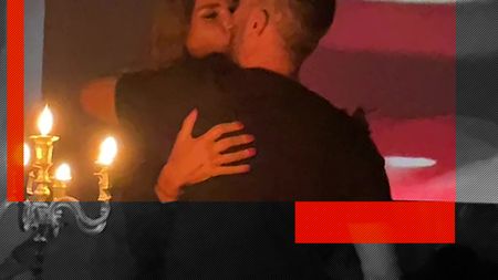 Diana Stejereanu l-a “înghesuit” pe scenă! Sexy-antrenoarea vedetelor n-a mai rezistat și a sărit pe el!