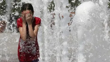 Te topeşte canicula? Iată ZECE metode care te vor ajuta să suporţi temperaturile ridicate mai uşor