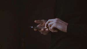 Un călugăr din Târgu Neamţ, filmat în timp ce agresa sexual un bărbat aflat în carantină. Victima a depus plângere la Poliție