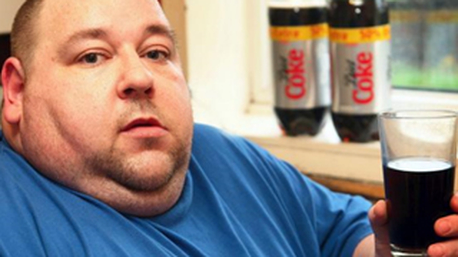 Dependenta periculoasa! El e barbatul care bea 6 litri de Cola pe zi!