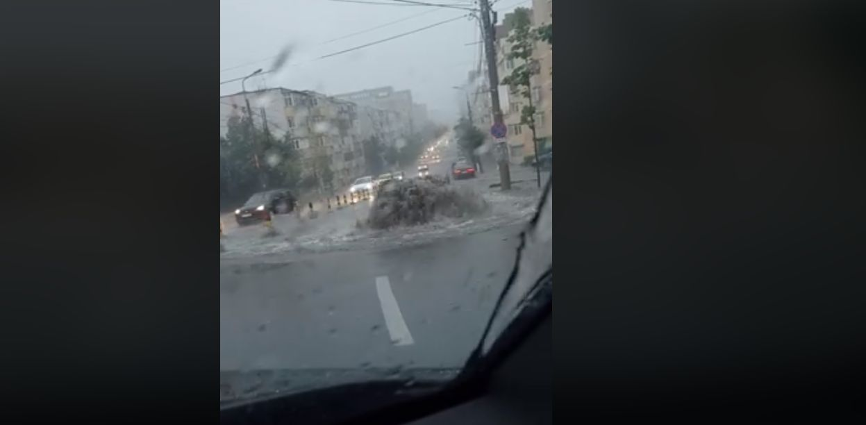 Scene „apocaliptice” la Iași! Arterele principale au fost inundate din cauza ploilor abundente