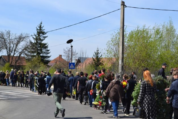 Imagini sfâşietoare de la înmormântarea Getei Dor Popescu. Sursa foto: adevărul.ro