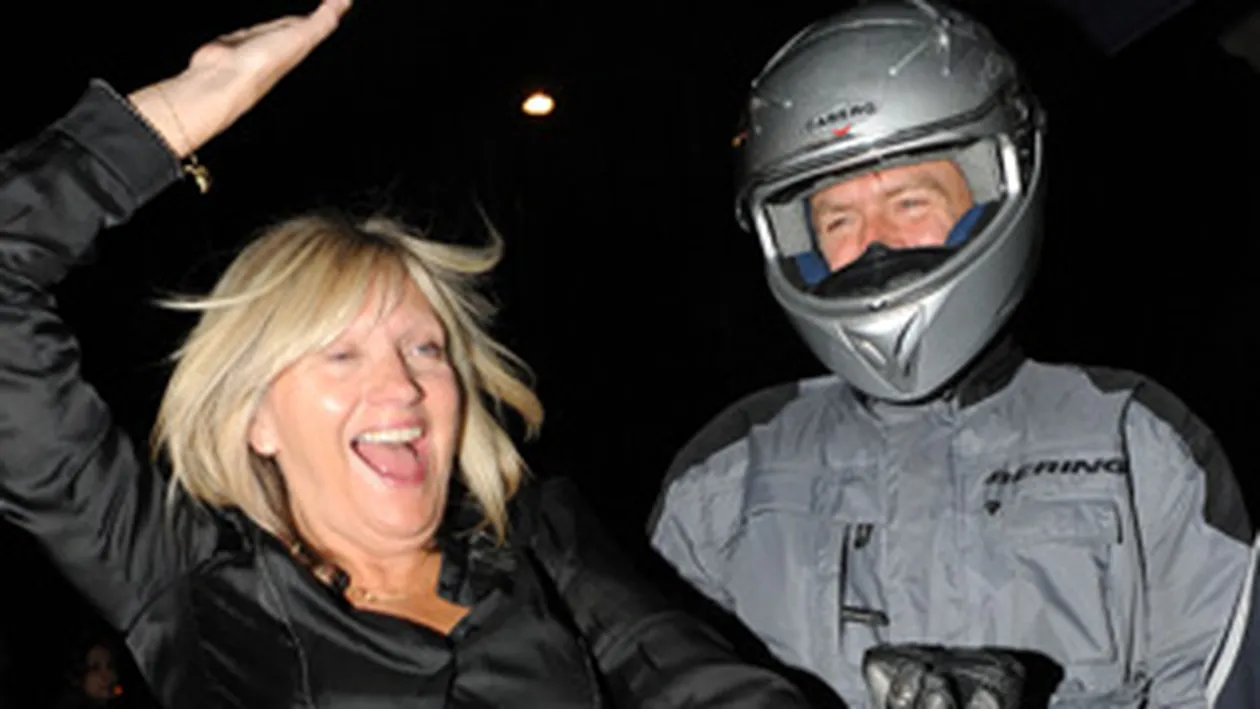 Bryan Adams iese cu femei lipsite de inhibitii