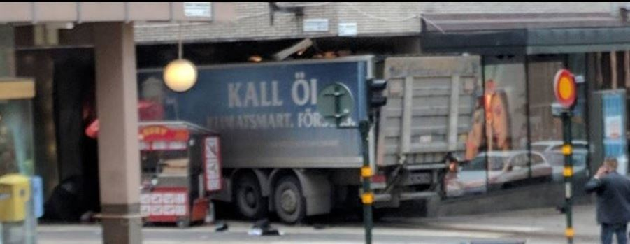 Tragedia a lovit din nou! Un camion a intrat din plin într-o mulţime de oameni, în Suedia!