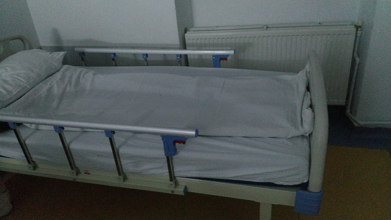 După ce Ancuța nu a refuzat salonul și a stat cu băiețelul în brațe patru ore, i s-a găsit o cameră adecvată, la etaj