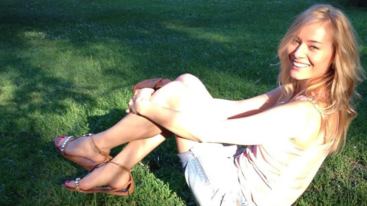 Laura Cosoi, fara sutien! Fanii au ramas masca: Uite un sfarc!