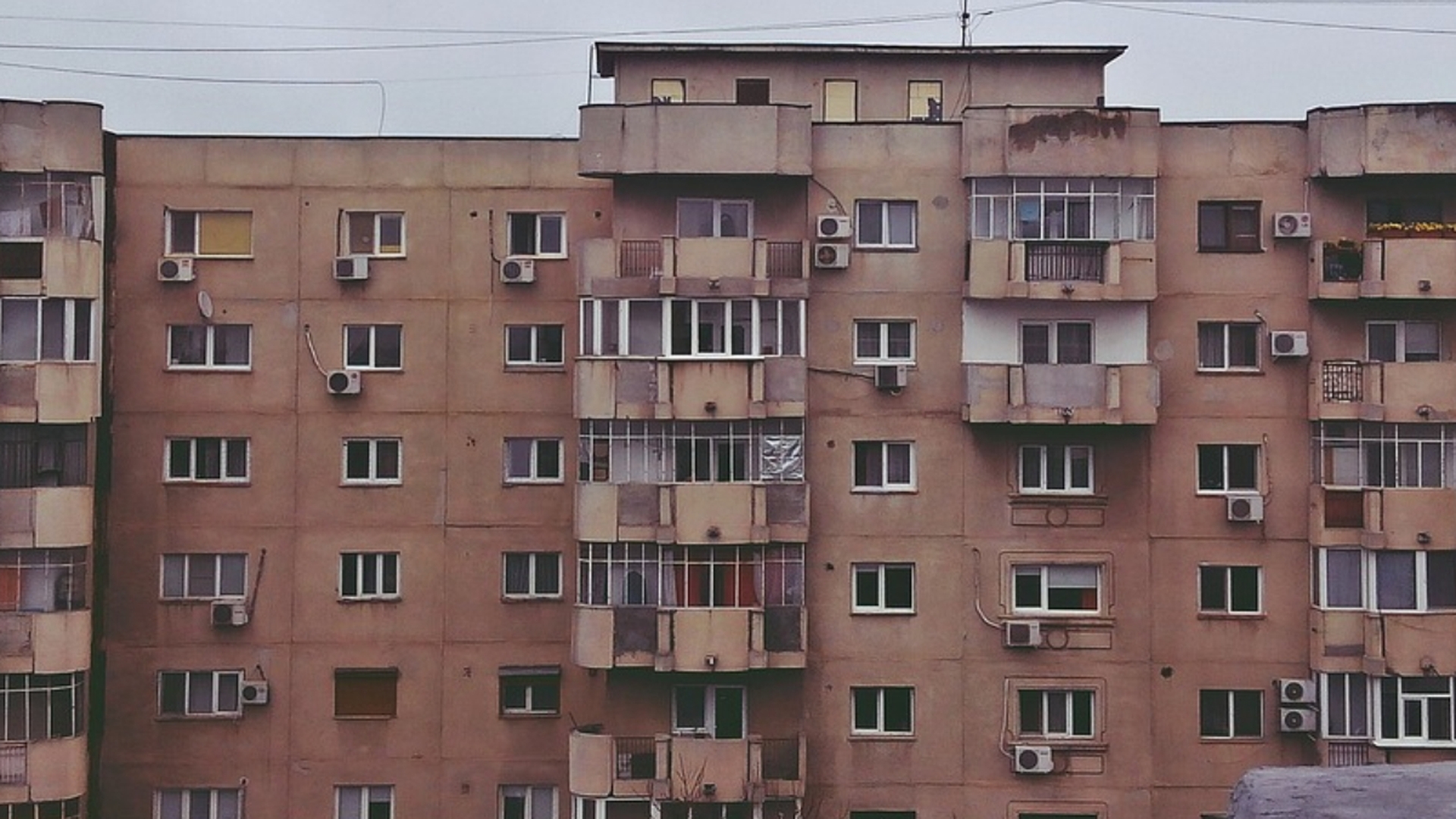 Crimă oribilă în Capitală. O femeie a fost incendiată în scara blocului unde locuia. Criminalul este chiar nepotul ei
