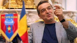 GIGI BECALI a renunţat la celebra cămaşă deschisă şi… a făcut plajă în blugi!