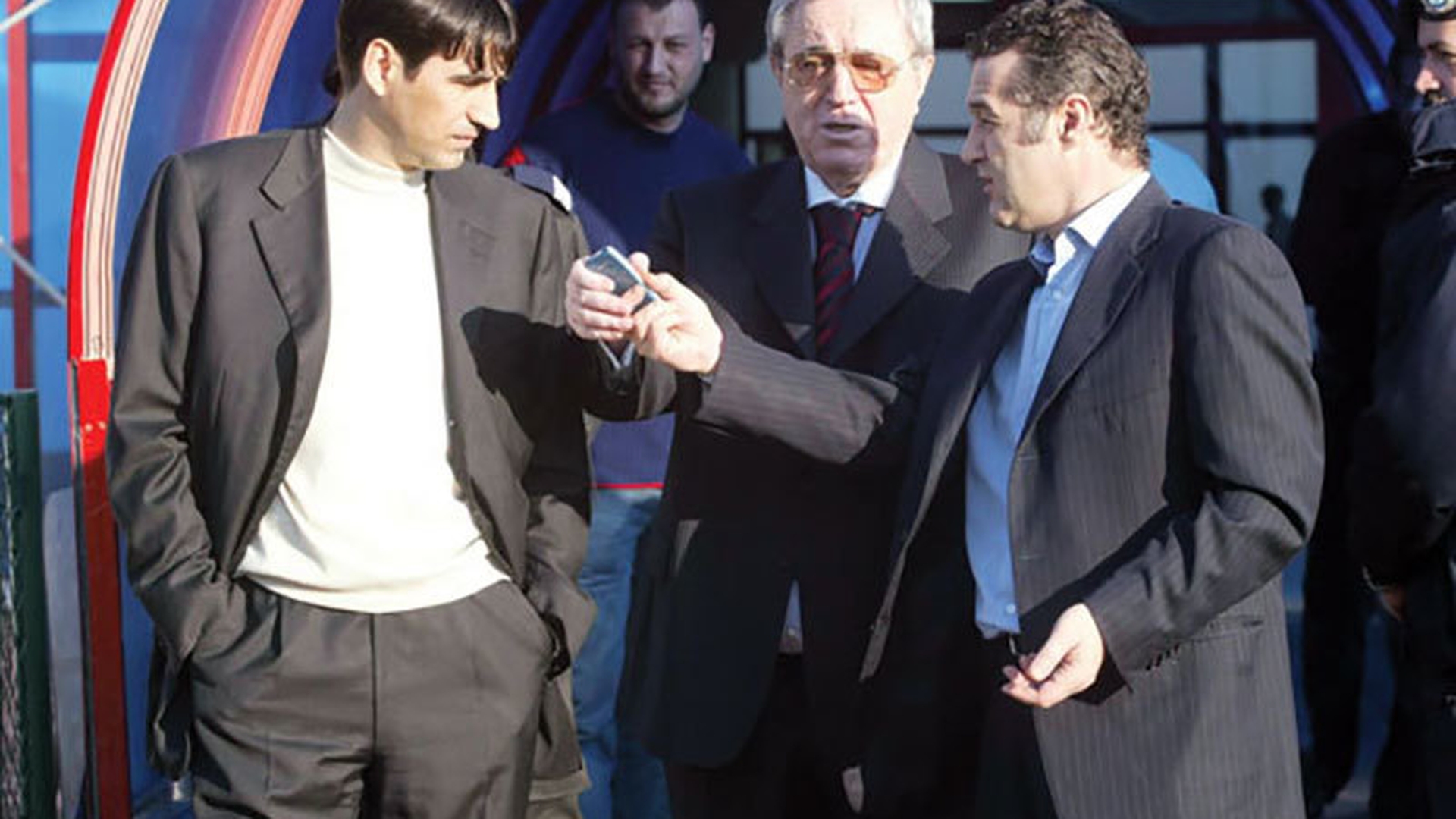 EXCLUSIV. Nu banii pierduţi la poker sau sigla Stelei sunt motivele “fratricidului” dintre ei, ci... S-a jurat că îl distruge pe Gigi Becali: “M-a vândut ca Iuda!”