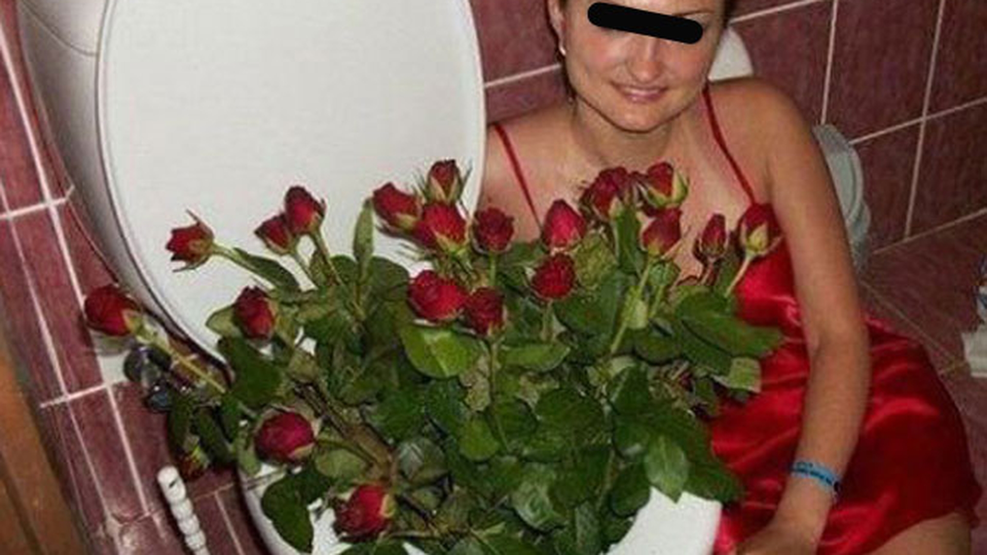 Poza care te va face sa urasti 8 Martie pe viata! Taranca asta si-a pus buchetul de trandafiri in WC pentru ca a primit prea multi si nu avea vaza
