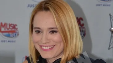 Andreea Esca dansa cu lumina stinsa pe melodia Strani Amori