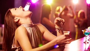 BANCUL ZILEI "Fata dumneavoastră s-a îmbătat mangă ieri noapte în club"