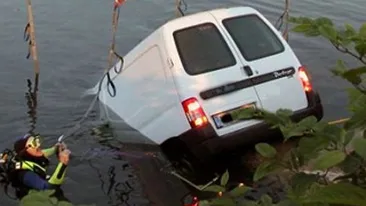 Ce spune o femeie care a plonjat cu masina in lac: GPS-ul e de vina, el m-a dus acolo