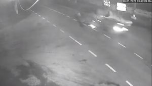 Imagini terifiante! Căruță spulberată de un autoturism! Miraculos cum au scăpat căruțașul și calul, deși au fost loviți în plin VIDEOruta spulberata