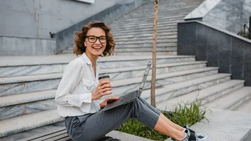 (P) Ce sneakers porți la birou și cum îi integrezi în outfit