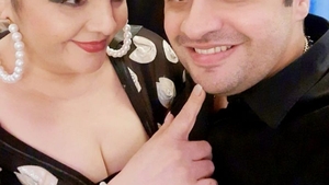 Fiul regretatei Cornelia Catanga nu îşi revine după moartea mamei sale. Alexandru, devastat de durere la cimitir: "Lacrimile nu le mai pot opri"
