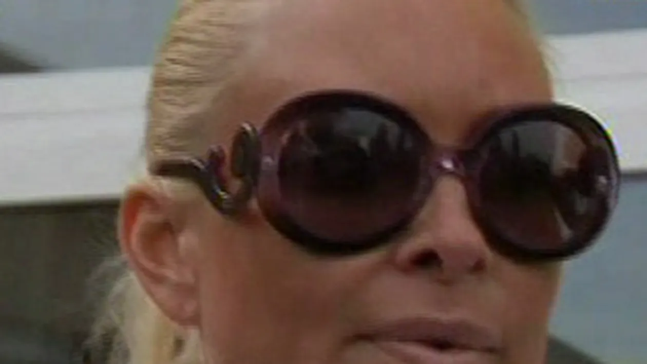 VIDEO Vica lui Piturca, executata silit pentru o datorie la intretinere! Are sa dea asociatiei de proprietari 14.000 de lei!