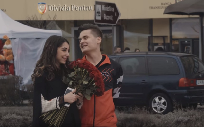 Selly a demonstrat că este numărul 1! I-a făcut iubitei o surpriză ca în filme, de Ziua Îndrăgostiților: „Îmi tremură picioarele”