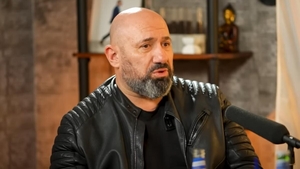 Prins în pat cu un bărbat faimos, Cătălin Scărlătescu trebuie să-i dea explicații Doinei Teodoru. Fotografia a strâns peste 10.000 de aprecieri