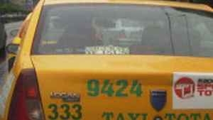 Soferii si-au facut cruce cand l-au vazut! Un taximetrist si-a lipit asta pe masina si a facut turul Bucurestiului!