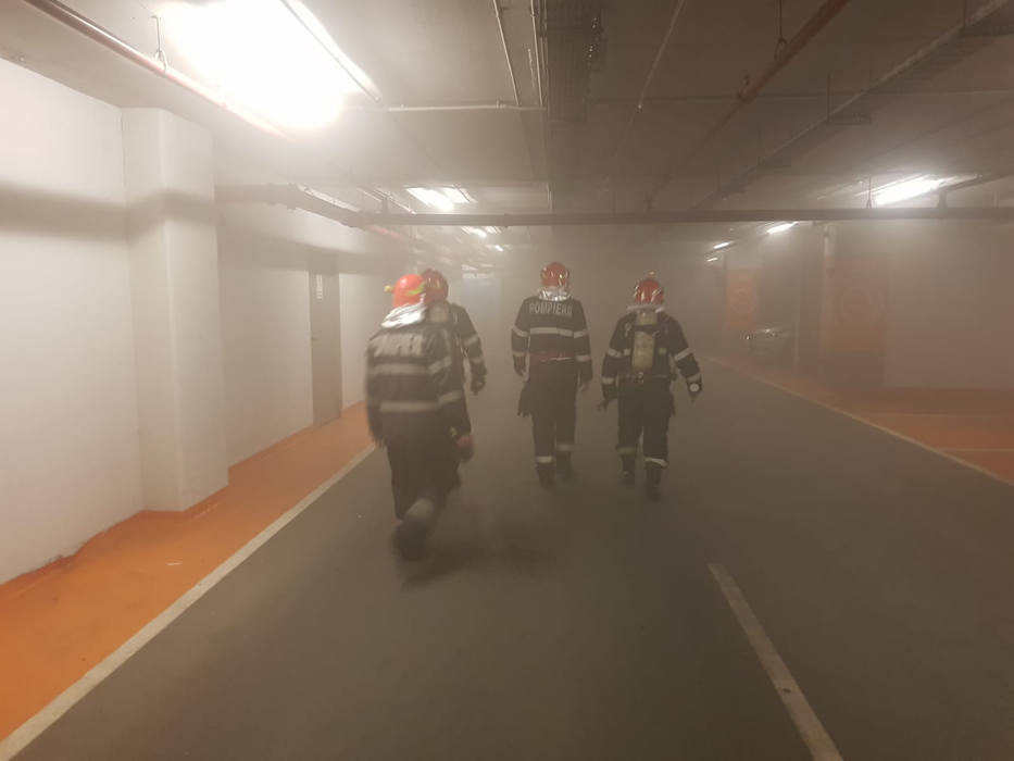 Incendiu într-un mall din Capitală. Mai multe echipaje de pompieri încearcă să stingă focul. Avem primele imagini