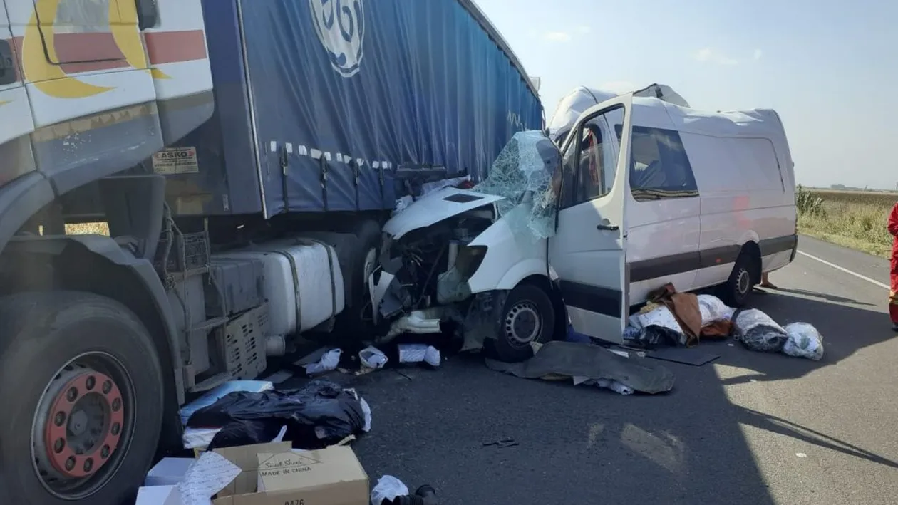 Accident mortal în Ialomița. O dubiță a intrat din plin într-un tir. O femeie a murit pe loc